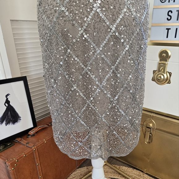 STUNNING SLEEVELESS SILVER SEQUIN MIDI DRESS 🩶✨️ - Picture 3 of 14